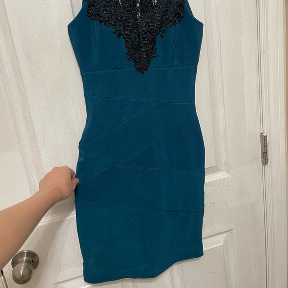 Le Chateau Dress - Picture 4 of 4